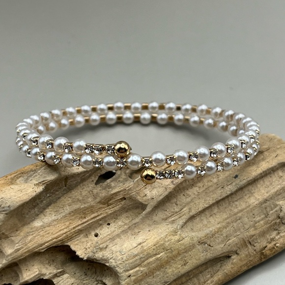 Jewelry - Elegant Pearl and Gold Bracelet